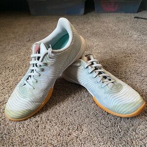 Nike Kobe Mentality II 2 Wolf Grey Gum Shoes Men’s Size 10